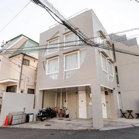 Moon Base Tokyo Inn Отели рядом с достопримечательностью «Парк Асукаяма»