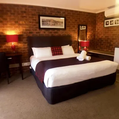 Admiral Motor Inn Hotels near Rosebud Country Club