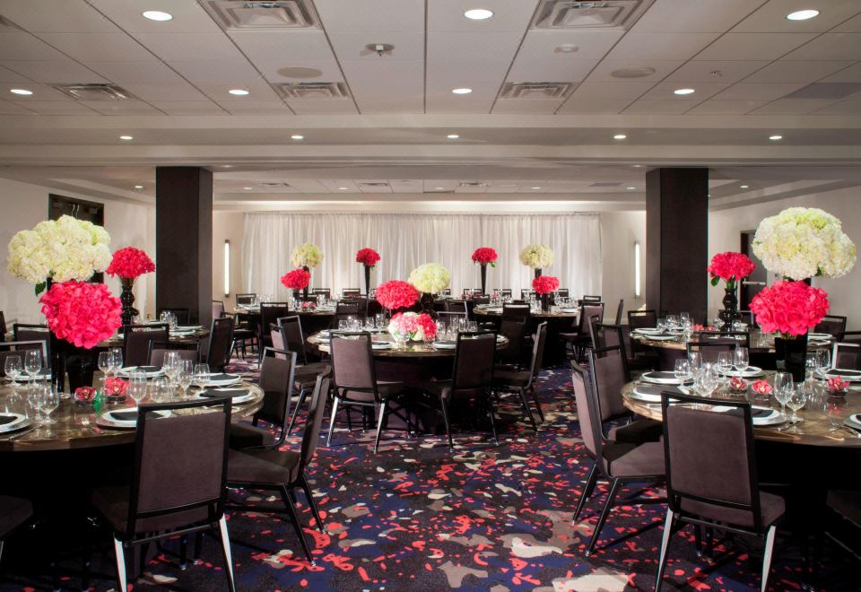 [베벌리 힐스 메리어트의 현대적인 외관]