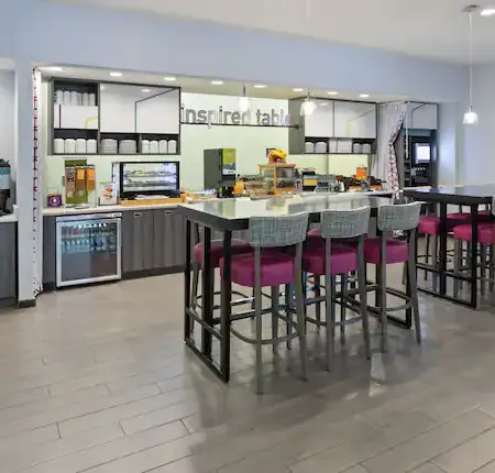 Home2 Suites by Hilton Greenville Downtown Отели рядом с достопримечательностью «Театр Warehouse»