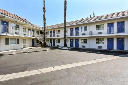 Motel 6 Campbell, CA - San Jose Отели рядом с достопримечательностью «Лос Гатос Крик Трейл»