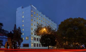 KHAS Surabaya Hotel - Hizvo