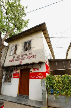 Nap Manor Hostels Отели рядом с достопримечательностью «Maasaheb Meenatai Thackeray Smarak»