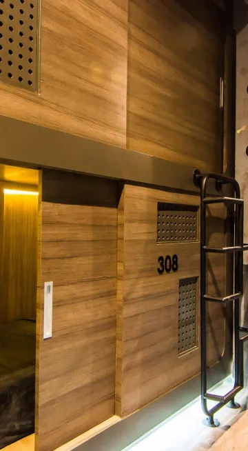 ห้องสวีทแคปซูลสองยูนิต ชั้นบนและชั้นล่าง