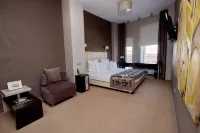 Олимп-Плаза Отели рядом с достопримечательностью «Памятник Погибшим Шахтерам»