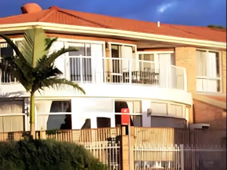 棕櫚樹湖景餐廳汽車旅館