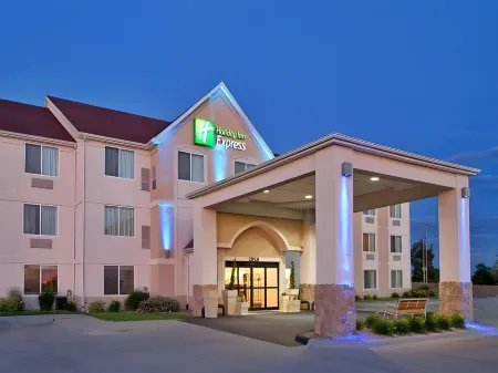 Holiday Inn Express & Suites Maryville Отели в г. Нодэуэй