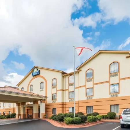 Days Inn & Suites by Wyndham Prattville-Montgomery