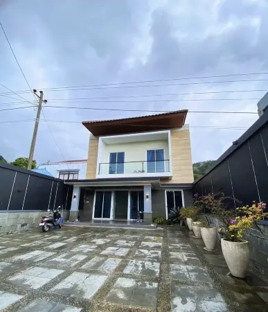 The Villa Nirvana Tawangmangu Отели в г. Тавангмангу