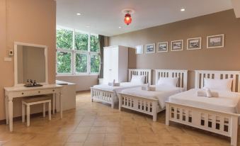 Feung Nakorn Balcony Rooms and Cafe