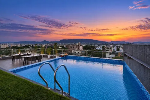 7 Rays Hotel - Rooftop Pools