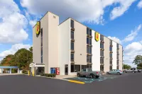 Super 8 by Wyndham Myrtle Beach/Market Common Area Hotels in Myrtle Beach