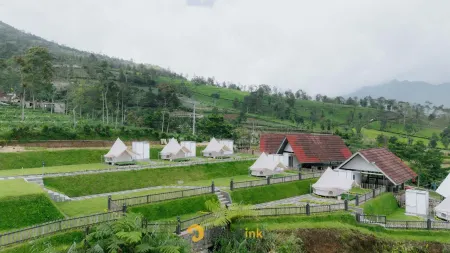 Glamping Telaga Menjer By Travelink Отели в г. Garung