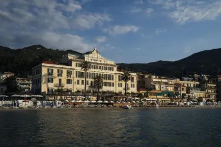 Grand Hotel Alassio Beach & Spa Resort - the Leading Hotels of the World Отели рядом с достопримечательностью «Bagni Alexandra»