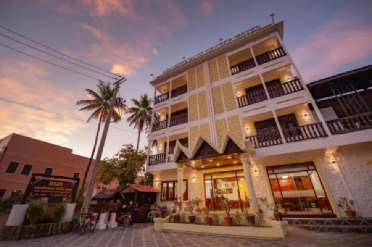 LuangPrabang Center Hotel ワット・マノーロム周辺のホテル