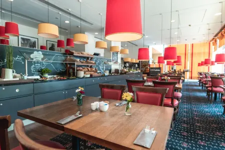 Orea Hotel Angelo Praha Отели рядом с достопримечательностью «Зеркальный лабиринт»