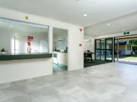Albany Oak Motel Hotels near QBE Stadium Function Centre
