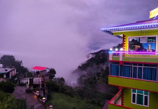 The Cloud Berry I Couple Friendly I Pvt Balcony I Open Air Terrace I Serviced Villa I Bonfire I Kasauli By Exotic Stays - Housity