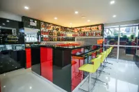 Holiday & Business Hotel - Em Frente ao Centro de Eventos e Arena Conda - Quầy Bar