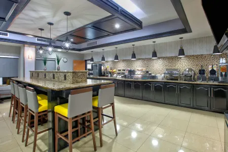 La Quinta Inn & Suites by Wyndham Little Rock - Bryant Отели в г. Брайант