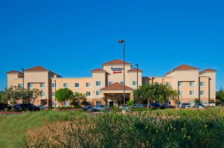 Fairfield Inn & Suites Fresno Clovis Отели рядом с достопримечательностью «Sierra Vista Kiosk - Fresno County Public Library»