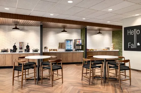 Fairfield Inn & Suites Bethlehem PA Отели рядом с достопримечательностью «Pharo Garden Centre»