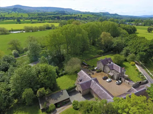Glanhenwye Courtyard Cottages