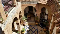 Riad Gharnata - parking