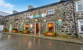 The Golden Fleece Inn