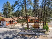Grand Pine Cabins Hotels in Wrightwood
