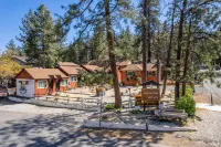 Grand Pine Cabins Hotels in Wrightwood