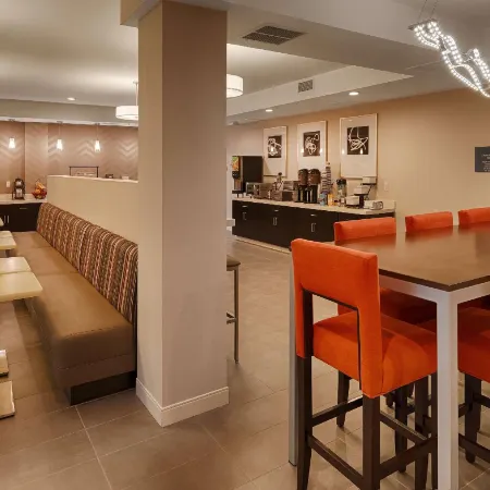 La Quinta Inn & Suites by Wyndham Tulsa Downtown/Route 66