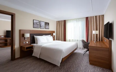 Radisson Hotel Ulyanovsk (Рэдиссон Ульяновск) Отели рядом с достопримечательностью «Ульяновская Экспедиция Поволжского Филиала Государственной Инвентаризации Лесов»