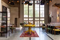 Hotel de Hallen - breakfast