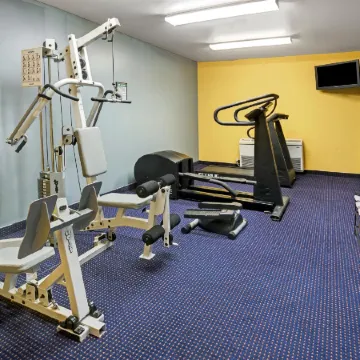 Super 8 by Wyndham Louisville/Expo Center Отели рядом с достопримечательностью «Сикс Флэгз Кентакки Кингдом»