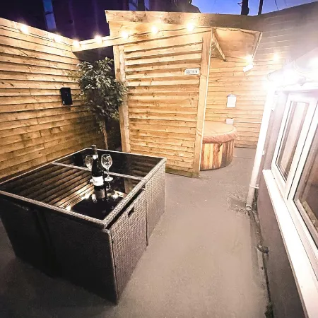 Albert Luxury Hottub & Jacuzzi Apartments