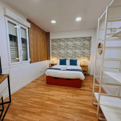 Hola Rooms Hoteles cerca de Teatro Karpas