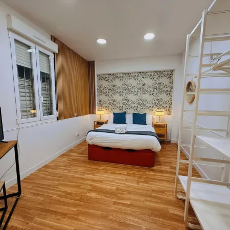 Hola Rooms