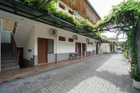 Urbanview Hotel Syariah Griya Asri Patran Near Tugu Station