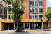 Hotel Pasar Besar RedPartner near Tugu Pahlawan - Wifi