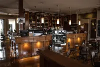 Oscars Hotel and Cafe Bar - بار