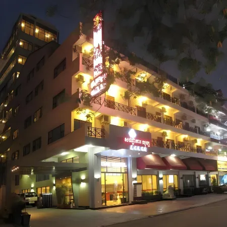 Lux Riverside Hotel & Apartment Отели рядом с достопримечательностью «Набережная Сисоват»