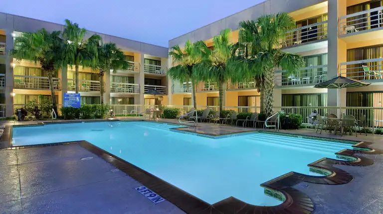 DoubleTree by Hilton Hotel Houston Hobby Airport photo 2