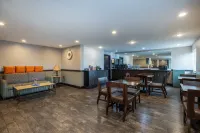 Travelodge by Wyndham Brooklyn Center Hotels in Fridley