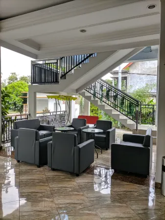 Bukit Bintang Hotel Отели в г. Ngawi Regency