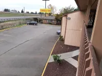 Centralia Inn - parking