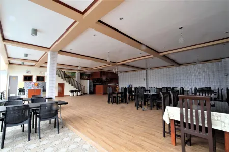 Hotel Georgina Отели рядом с достопримечательностью «Amadeus Campsite»