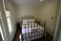 Annies Garden Cottage Hotels in South Hobart