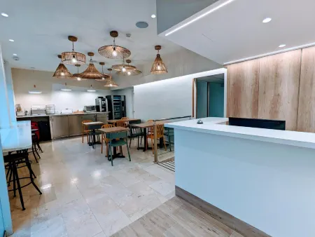 Hostal Baler Отели рядом с достопримечательностью «Павильон Германии»