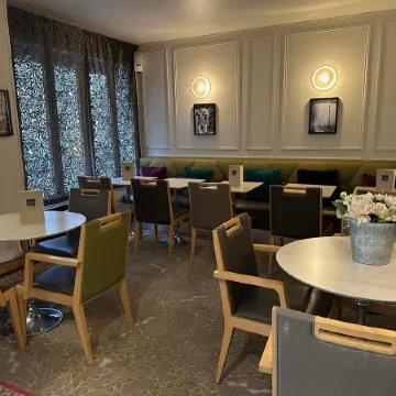 Hotel Dauphin Отели рядом со станцией La Defense Station